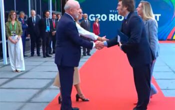 Vídeo: cumprimento frio de Lula e Milei no G20 durou 20 segundos