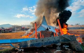 Avião com 181 passageiros sai da pista, bate em muro e deixa pelo menos 28 mortos na Coreia do Sul