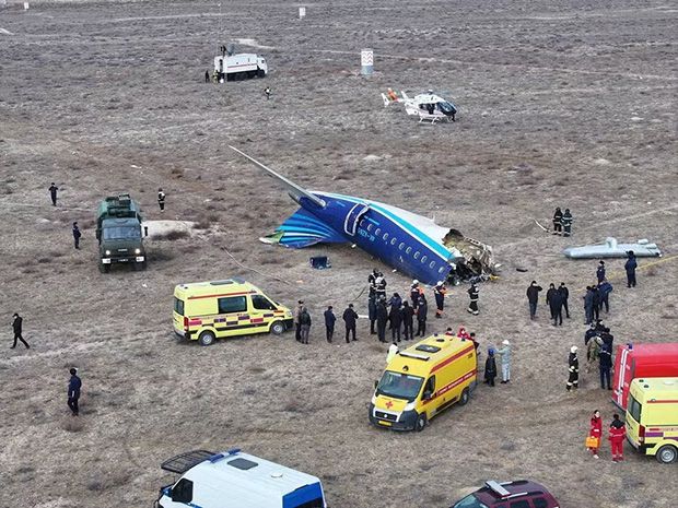 Avião da Embraer cai com mais de 60 pessoas próximo à cidade de Aktau no Cazaquistão