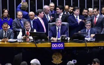 Câmara aprova por 324 votos a favor, 123 contrários e três abstenções,  projeto da regulamentação da reforma tributária