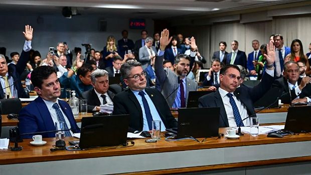 CCJ aprova regulamentação da reforma tributária e bolsonaristas derrubam impostos sobre arma e refrigerante