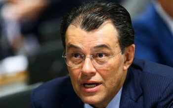 Taxa extra das armas - "Isso é para miliciano", diz Eduardo Braga ao colega Flávio Bolsonaro