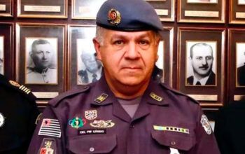 Comandante-geral da Polícia Militar de São Paulo chama de “quase brincadeira” policial ter jogado homem de ponte: “Infantil”