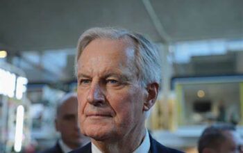 Crise na França - Deputados derrubam premiê nomeado por Macron há 3 meses