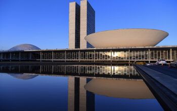 Dino dá prazo até as 20h para Câmara responder perguntas sobre emendas parlamentares