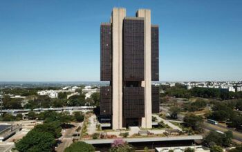 Dólar cai e fecha a R$ 6,07 com leilões do Banco Central e vídeo de Lula