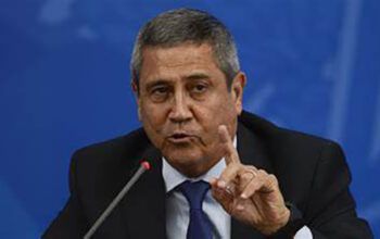 Ex-ajudante de ordens de Bolsonaro diz à PF que Braga Netto entregou dinheiro em embalagem de vinho para financiar golpe