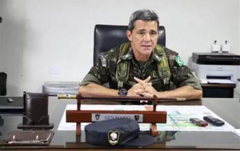 Família pressiona general preso a fechar delação atingindo Bolsonaro