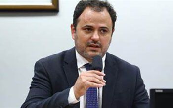 Glauber Braga quer depor à PF e “reafirmar denúncias” contra Lira sobre “orçamento secreto”