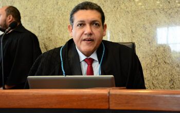 Kassio Nunes vota contra pedido de Bolsonaro para tirar Moraes da relatoria dos casos que tratam da trama golpista de 2022