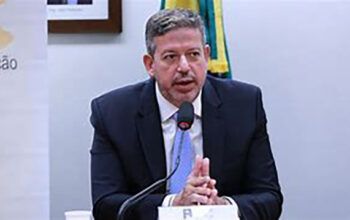 Arthur Lira convoca líderes da Câmara para reunião após decisão de Dino sobre emendas