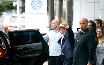 Lula se emociona após alta hospitalar  e diz que está voltando para casa tranquilo