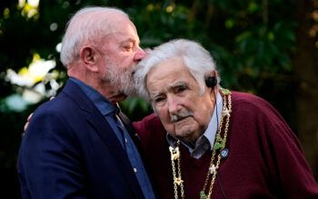 Lula se encontra com Mujica no Uruguai e lhe concede a maior honraria do Brasil: “a pessoa mais extraordinária que conheci”