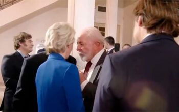 Javier Milei ficou escanteado durante a cúpula do Mercosul enquanto Lula conversa com líder europeia - VÍDEO