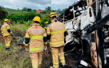 Número de mortos em acidente de Teófilo Otoni na BR-116 sobe para 41, diz Polícia Civil de Minas