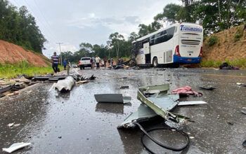 Ônibus de turismo e carreta se chocam na AM-010 e deixam e várias pessoas presas nas ferragens; há registro de mortes