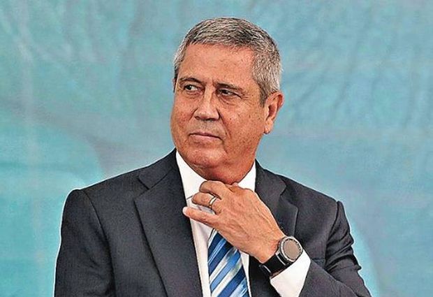 PF diz que Braga Netto forneceu dinheiro a kids pretos em sacolas de vinho