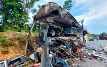 Quatro mortos e 18 feridos é o saldo do acidente na rodovia AM-010 entre carreta e um ônibus