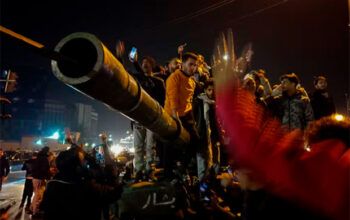 Rebeldes e civis saqueiam palácios do ditador sírio Bashar al-Assad e levam itens de luxo