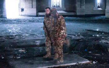 Rebeldes mostram túmulo do pai de Bashar al-Assad em ruínas