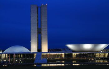Senado aprova projeto que limita uso de celulares nas escolas públicas e privadas de todo o país