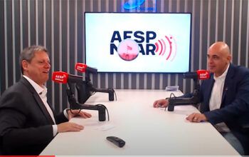 Tarcísio, governador de SP canta ‘Boate Azul’ em rádio enquanto explodem casos de violência de sua PM