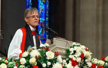 Reverenda diz a Trump durante sermão que existem gays e trans em famílias republicanas, independentes e democratas que temem por suas vidas