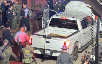 Caminhão atropela multidão em cidade dos EUA e deixa 10 mortos durante os festejos de Ano Novo