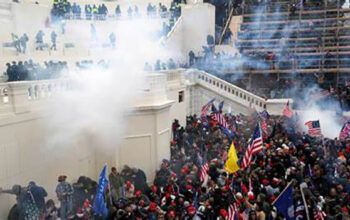 Decretaço de Trump tira EUA da OMS, perdoa 1,5 mil invasores do Capitólio e abandona Acordo de Paris