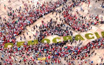 Evento relembra os atos antidemocráticos de 8 de janeiro de 2023 com um abraço ao redor da palavra democracia escrita com flores