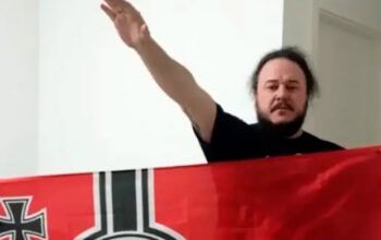 Funcionário da Embrapa em Manaus e ex-integrante de uma banda Black Metal repete gesto do bilionário Elon Musk