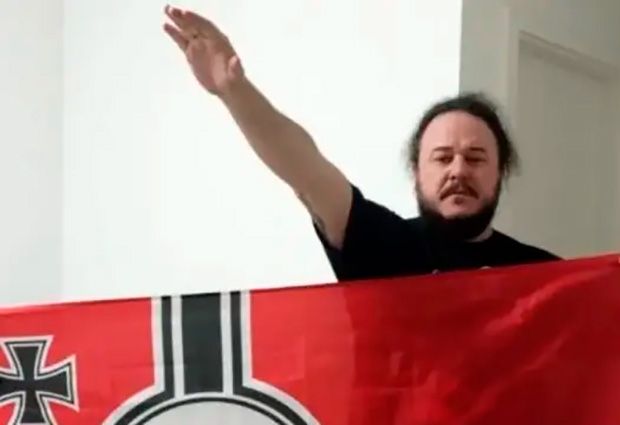 Funcionário da Embrapa em Manaus e ex-integrante de uma banda Black Metal repete gesto do bilionário Elon Musk