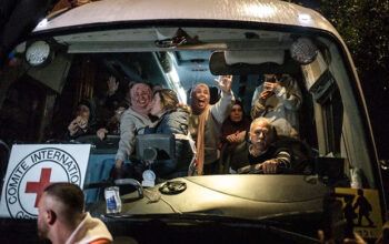 Israel solta 90 prisioneiros palestinos como parte de acordo de trégua