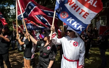Ku Klux Klan distribui panfletos mandando imigrantes “irem embora agora” em apoio a Trump
