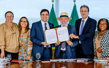 Lula sanciona Projeto de Lei que restringe uso de celular nas salas de aula de escolas públicas e privadas