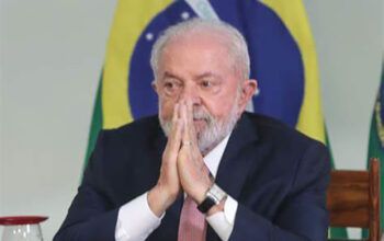 "Não pode elogiar e pagar merreca para o professor como se ele fosse a última coisa do mundo”, diz Lula