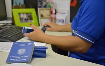 Número de pessoas com carteira assinada bate recorde em 2024, diz IBGE