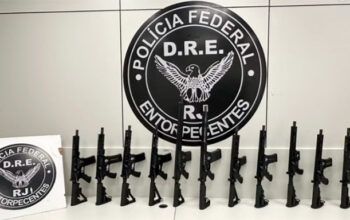 PF apreende arsenal de armas de guerra do Comando Vermelho no RJ