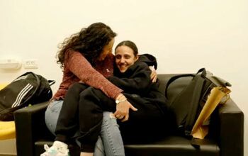 Reféns libertadas pelo Hamas como parte do acordo por um cessar-fogo na faixa de Gaza reencontram famílias em Israel