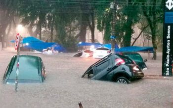 Temporal em SP alaga ruas, estação de metrô e derruba teto de shopping