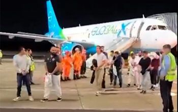 Veja vídeo que mostra brasileiros deportados dos EUA algemados e acorrentados