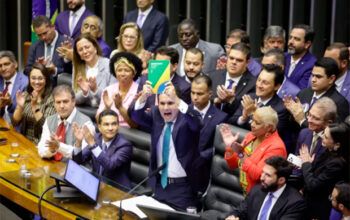 Após vitória, Motta repete gesto de Ulysses: “Salve a democracia”