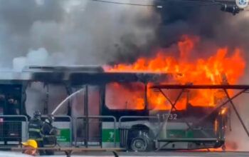 Avião cai em avenida de SP, atinge ônibus e deixa 2 mortos e 6 feridos