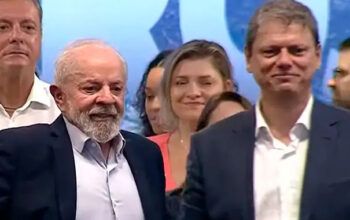 Bolsonaro fica furioso com proximidade entre Lula e Tarcísio
