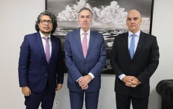 Bolsonaro se reúne com comitiva da OEA, ataca Moraes e insiste em “perseguição política”