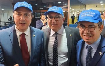 Boné azul de Padilha usado por Randolfe Rodrigues viraliza nas redes