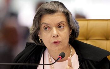 Cármen Lúcia rejeita anular  pedido de Bolsonaro para investigação sobre fraude em cartão de vacina