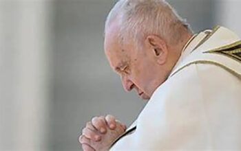 Condição de Papa Francisco continua crítica, diz Vaticano