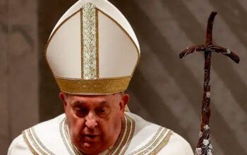 Condição do papa Francisco "piorou", diz novo comunicado do Vaticano