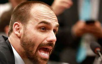 Deputado do PT vai à PGR para revogar passaporte diplomático de Eduardo Bolsonaro